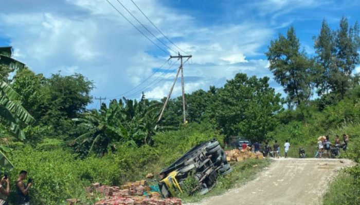 Jalan Kolbano Rusak Parah, Truk Terbalik Nyaris Masuk Jurang — Benny Chandradinata Desak Perbaikan Segera