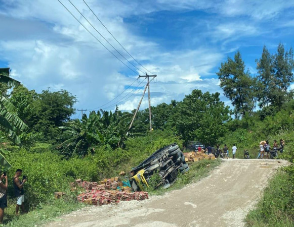 Jalan Kolbano Rusak Parah, Truk Terbalik Nyaris Masuk Jurang — Benny Chandradinata Desak Perbaikan Segera