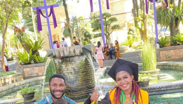 Tak Kenal Menyerah, Kamelia Toketkon Lulus Sarjana Keperawatan Sambil Asuh Dua Anak