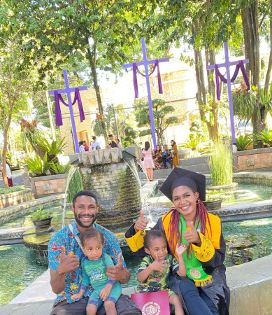 Tak Kenal Menyerah, Kamelia Toketkon Lulus Sarjana Keperawatan Sambil Asuh Dua Anak