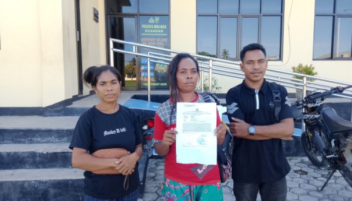 Dengan Mata Berkaca-kaca, Mama Martina Mencari Keadilan di Polres Malaka