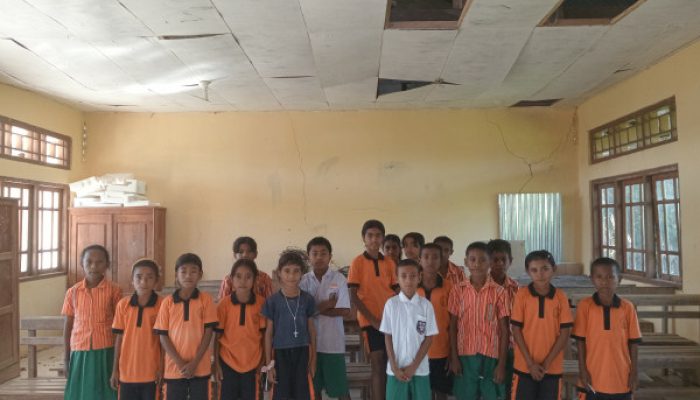 BREAKING NEWS : Darurat Pendidikan! SDN Tudus di Malaka Timur Nyaris Roboh, Siswa Terancam Seng Jatuh Saat Belajar