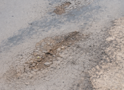 Belum Setahun, Aspal Welaus–Sanleo Mulai Retak: Temuan Lapangan Jadi Sorotan, Publik Menunggu Transparansi