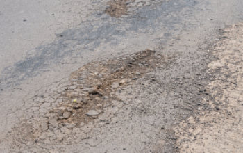 Belum Setahun, Aspal Welaus–Sanleo Mulai Retak: Temuan Lapangan Jadi Sorotan, Publik Menunggu Transparansi