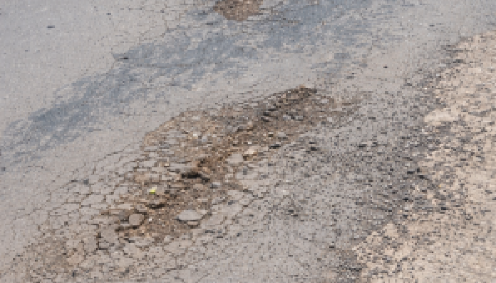 Belum Setahun, Aspal Welaus–Sanleo Mulai Retak: Temuan Lapangan Jadi Sorotan, Publik Menunggu Transparansi