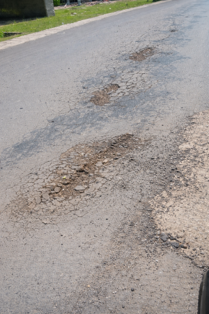 Belum Setahun, Aspal Welaus–Sanleo Mulai Retak: Temuan Lapangan Jadi Sorotan, Publik Menunggu Transparansi