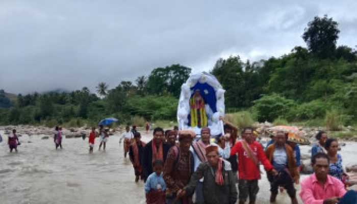 Breaking News:Patung Bunda Maria Diarak Menembus Arus Kali Numponi, Umat Stasi Dasin Bertaruh Keselamatan Karena Ketiadaan Jembatan