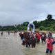 Breaking News:Patung Bunda Maria Diarak Menembus Arus Kali Numponi, Umat Stasi Dasin Bertaruh Keselamatan Karena Ketiadaan Jembatan