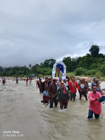 Breaking News:Patung Bunda Maria Diarak Menembus Arus Kali Numponi, Umat Stasi Dasin Bertaruh Keselamatan Karena Ketiadaan Jembatan