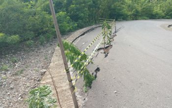 Jalan Nyaris Putus, Longsor di Haeklese Ancam Keselamatan Pengendara