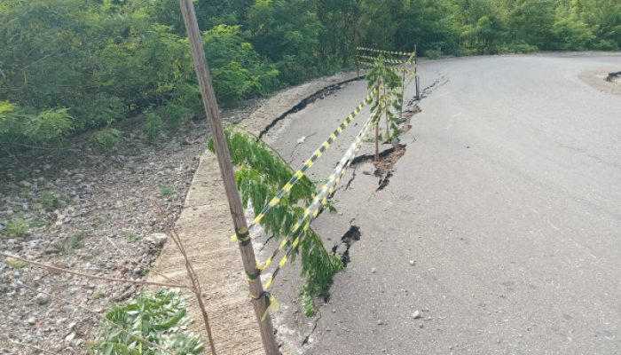 Jalan Nyaris Putus, Longsor di Weklese Ancam Keselamatan Pengendara