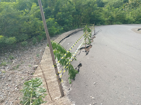 Jalan Nyaris Putus, Longsor di Haeklese Ancam Keselamatan Pengendara