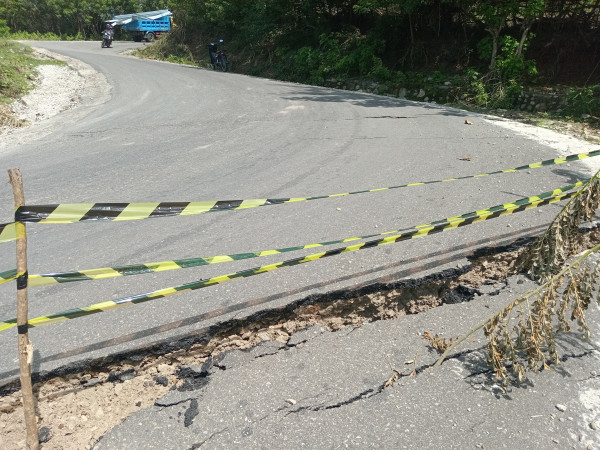 Jalan Welaus Terancam Putus, Longsor di Weklese Kian Parah, Warga Soroti Lambannya Penanganan