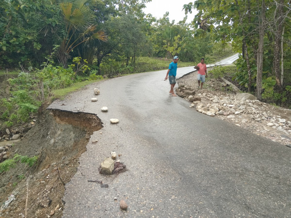 Breaking News: Longsor di Welaus, Sanleo Hambat Truk Tronton; Sopir Terpaksa Perlebar Jalan Secara Swadaya