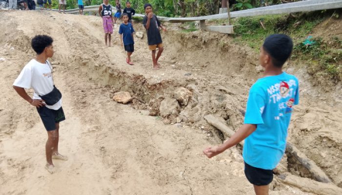 Jalan Desa Lotas Rusak Parah, Sopir Keluhkan Mobil Tak Bisa Lewat dan Aktivitas Warga Terganggu
