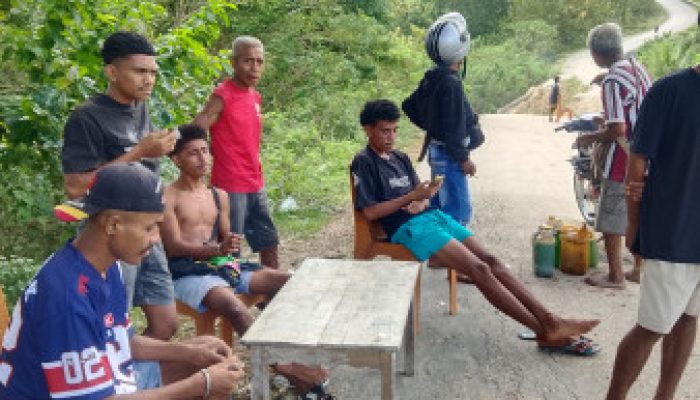 Anggota DPRD Malaka Adi Bere Turunkan 8 Ret Sertu, Jalan Lotas Kini Bisa Dilalui Kendaraan