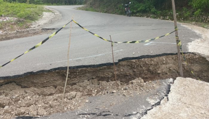 Jalan Weklese–Welaus di Desa Sanleo Terancam Putus Total, Warga Desak Penanganan Cepat