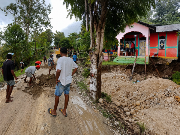 Sebulan Tak Kunjung Ada Penanganan, Pemuda Boni Turun Tangan Perbaiki Jalan Longsor 1 Sebulan Tak Kunjung Ada Penanganan, Pemuda Boni Turun Tangan Perbaiki Jalan Longsor