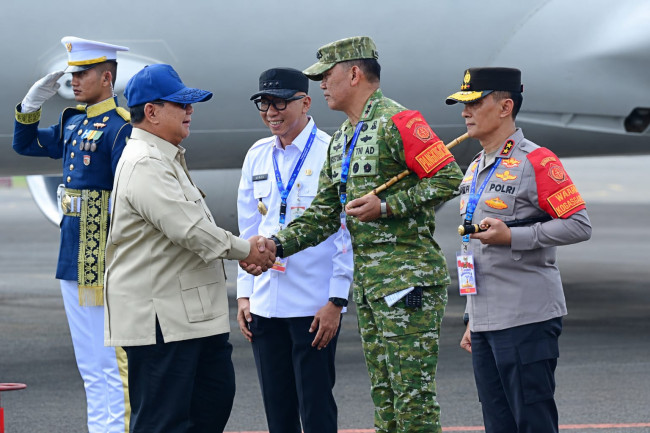 Pangdam XXI/Radin Inten dan Forkopimda Sambut Kunjungan Kerja Presiden Prabowo di Lampung 1 Pangdam XXI/Radin Inten dan Forkopimda Sambut Kunjungan Kerja Presiden Prabowo di Lampung