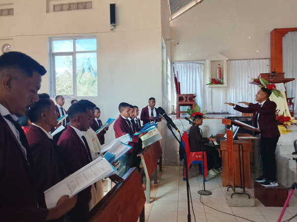 5 Tahun Berkonsolidasi, Jas Merah Maroon Paduan Suara ALGONZ Tampil Gemilang di Puncak HUT Paroki Haekesak