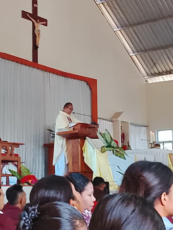 HUT Ke-20 Paroki Santo Aloysius Gonzaga Haekesak Berlangsung Meriah — Romo Frans Tekankan “Jangan Takut, Kasih Tuhan Menyertai”