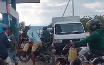 Masyarakat Resah, Petugas SPBU Wealaus Diduga Lebih Utamakan Pengisian BBM ke Jerigen Dibanding Kendaraan