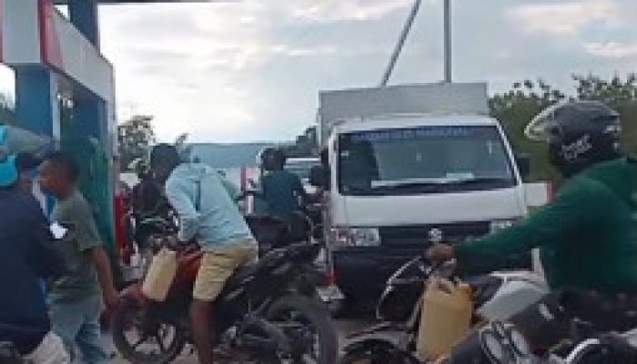 Masyarakat Resah, Petugas SPBU Wealaus Diduga Lebih Utamakan Pengisian BBM ke Jerigen Dibanding Kendaraan