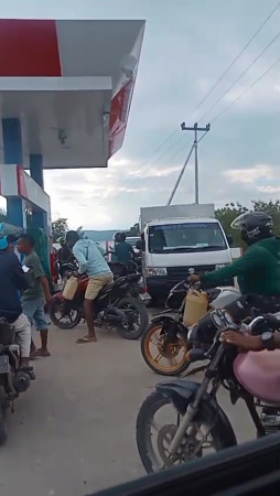 Masyarakat Resah, Petugas SPBU Wealaus Diduga Lebih Utamakan Pengisian BBM ke Jerigen Dibanding Kendaraan