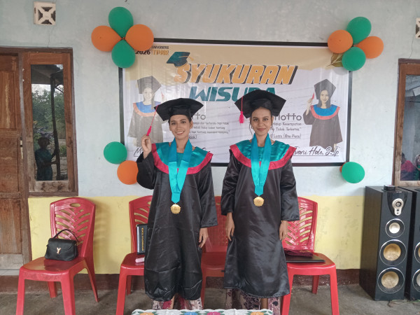Dari Lapak Ikan Menuju Toga Wisuda, Dua Putri Petani Asal Malaka Ukir Prestasi di Universitas Timor 1 Dari Lapak Ikan Menuju Toga Wisuda, Dua Putri Petani Asal Malaka Ukir Prestasi di Universitas Timor