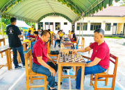 Kapolres Malaka Turut Berlaga, Turnamen Catur Internal Meriahkan HUT Bhayangkara ke-80 10 Kapolres Malaka Turut Berlaga, Turnamen Catur Internal Meriahkan HUT Bhayangkara ke-80
