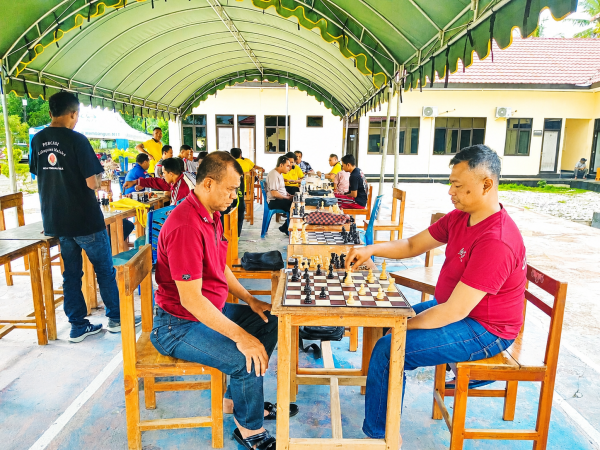 Kapolres Malaka Turut Berlaga, Turnamen Catur Internal Meriahkan HUT Bhayangkara ke-80 1 Kapolres Malaka Turut Berlaga, Turnamen Catur Internal Meriahkan HUT Bhayangkara ke-80