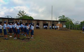 Ironi Pendidikan di Malaka: Siswa SMPN Oenaek Belajar di Ruang Berdinding Bebak, Meja Masih Dirakit dari Tripleks 4 Ironi Pendidikan di Malaka: Siswa SMPN Oenaek Belajar di Ruang Berdinding Bebak, Meja Masih Dirakit dari Tripleks