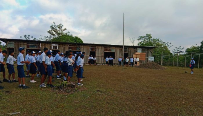 Ironi Pendidikan di Malaka: Siswa SMPN Oenaek Belajar di Ruang Berdinding Bebak, Meja Masih Dirakit dari Tripleks