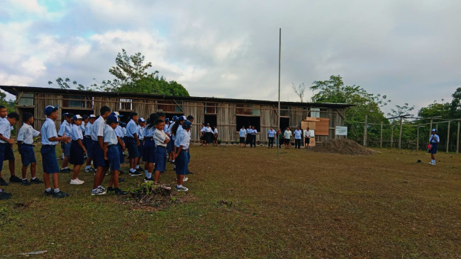 Ironi Pendidikan di Malaka: Siswa SMPN Oenaek Belajar di Ruang Berdinding Bebak, Meja Masih Dirakit dari Tripleks 1 Ironi Pendidikan di Malaka: Siswa SMPN Oenaek Belajar di Ruang Berdinding Bebak, Meja Masih Dirakit dari Tripleks