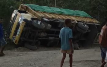 Tanjakan dan Jalan Rusak Diduga Jadi Pemicu, Truk Terbalik di Fatuahu Sanleo