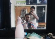 Barber Minggus Railakan di Bakateu Jadi Pilihan Warga, Kristoforus Bota Tetap Setia Pangkas Rambut dengan Tarif Rp15 Ribu per Kepala