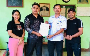 Donasi Rp9,8 Juta untuk Korban Gempa Flores Diserahkan Komunitas Seniman Malaka kepada Keuskupan Atambua