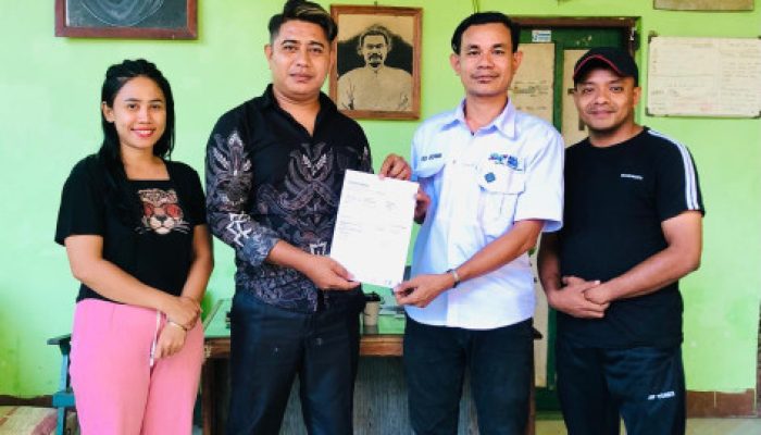 Donasi untuk Korban Gempa Flores Diserahkan Komunitas Seniman Malaka kepada Keuskupan Atambua