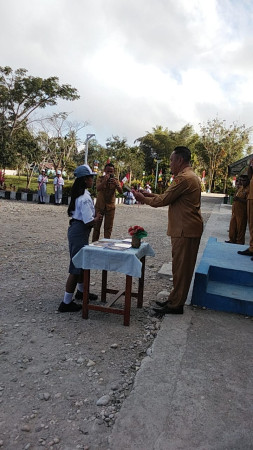 Upacara Bendera di SMAN Biudukfoho Diwarnai Penyerahan Buku Karya Siswa