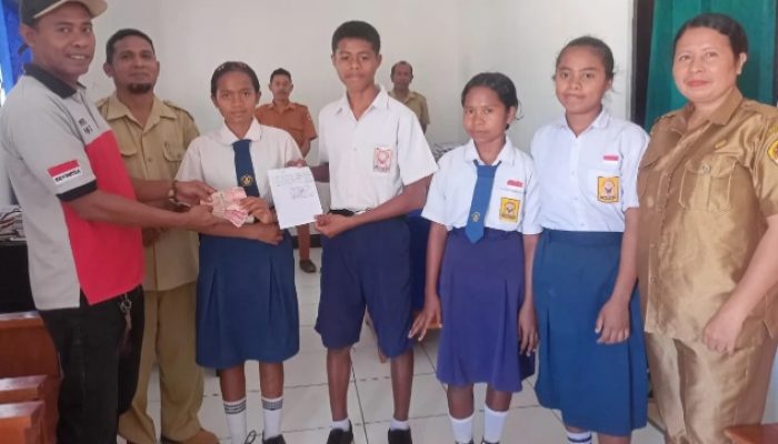 Menyalakan Harapan dari Perbatasan, Komunitas Peduli Pendidikan NTT Dampingi Lima Siswa SMPN 1 Amfoang Timur
