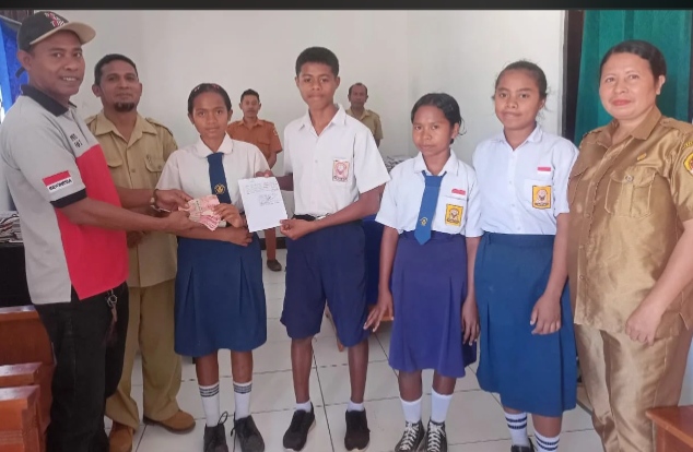 Menyalakan Harapan dari Perbatasan, Komunitas Peduli Pendidikan NTT Dampingi Lima Siswa SMPN 1 Amfoang Timur