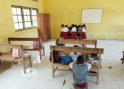 Breaking News: Siswa SDK Hanono Malaka Timur Belajar Berdiri, Menulis di Lantai karena Kekurangan Meja dan Kursi