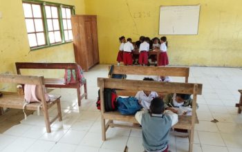 Breaking News: Siswa SDK Hanono Malaka Timur Belajar Berdiri, Menulis di Lantai karena Kekurangan Meja dan Kursi