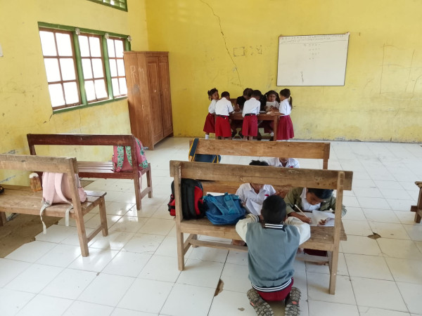 Breaking News: Siswa SDK Hanono Malaka Timur Belajar Berdiri, Menulis di Lantai karena Kekurangan Meja dan Kursi