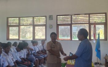 Gereja Peduli Pendidikan, Romo Yonathas Nahak Bantu Kelompok Tenun Siswi SMAN Halioan