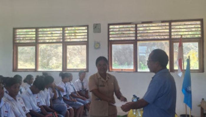 Gereja Peduli Pendidikan, Romo Yonathas Nahak Bantu Kelompok Tenun Siswi SMAN Halioan