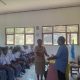 Gereja Peduli Pendidikan, Romo Yonathas Nahak Bantu Kelompok Tenun Siswi SMAN Halioan
