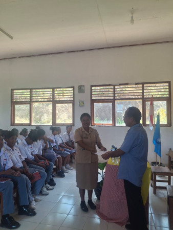 Gereja Peduli Pendidikan, Romo Yonathas Nahak Bantu Kelompok Tenun Siswi SMAN Halioan 1 Gereja Tak Berjarak dari Pendidikan, Romo Yonathas Nahak Bantu Kelompok Tenun Siswi SMAN Halioan