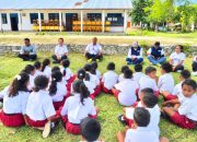 Duduk di Tanah, Dr. Oktelin Beri Semangat Anak-anak SDK Hanono Boas, Serahkan 30 Meja dan 30 Kursi