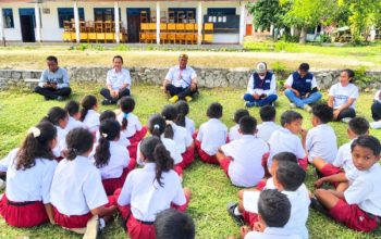 Duduk di Tanah, Dr. Oktelin Beri Semangat Anak-anak SDK Hanono Boas, Serahkan 30 Meja dan 30 Kursi